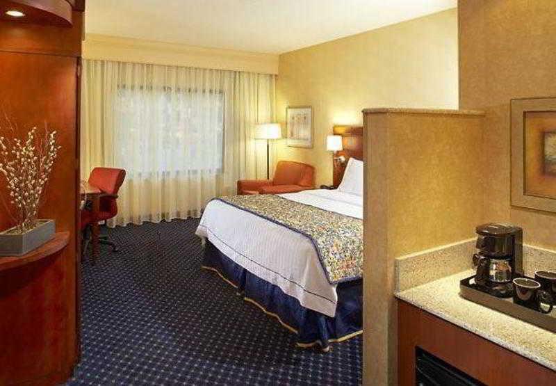 Courtyard Pittsburgh Greensburg Room photo
